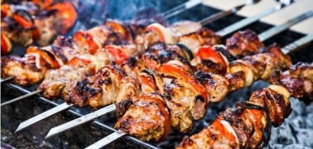Tolkning av att se äta grill i en dröm enligt Imam Al-Sadiq - artikel