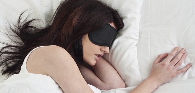 أضرار غطاء العيون أثناء النوم وتأثيرها على القرنية