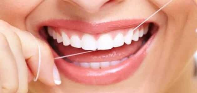 فراغات الأسنان نتيجة لاستخدام خيط الأسنان