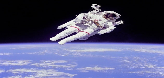ما هو سبب ارتداء رواد الفضاء ملابس خاصة في رحلاتهم