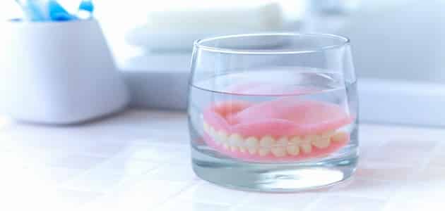 طريقة تنظيف طقم الأسنان المتحرك