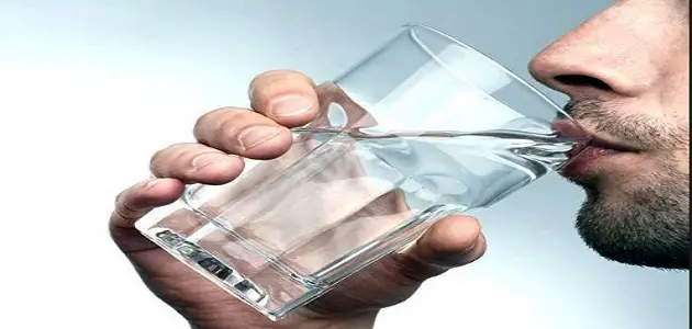 كم مقدار شرب الماء الكافي للجسم في اليوم الواحد