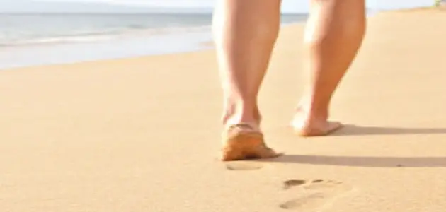 فوائد المشي على الرمل حافيًا