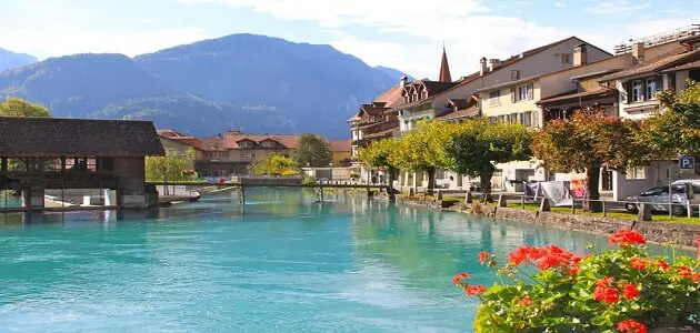 اين تقع مدينة انترلاكن في سويسرا