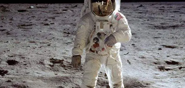 من هو أول من مشى على سطح القمر