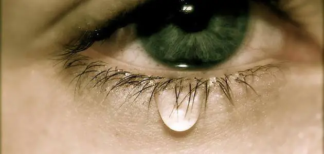30 حكمة رائعة عن دموع العين ودموع القلب الصامتة