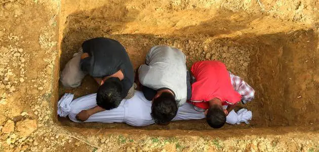 كيفية دفن الميت في القبر