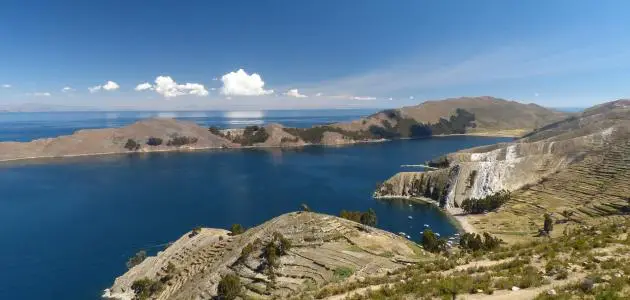 ما هي اعلى بحيرة في العالم تقع بين البيرو وبوليفيا