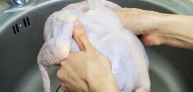 المخاطر التي يسببها غسل الدجاج