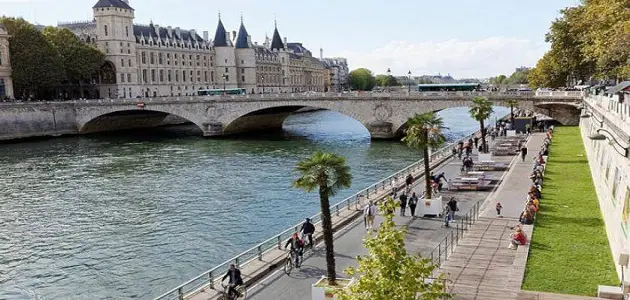 ما اسم النهر الذي يمر من قلب باريس