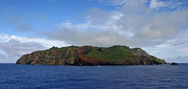 جزيرة بالمحيط الهادي تعرف باسم الجزر المعزولة