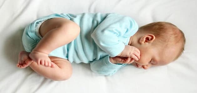 حركات الرضيع الغير طبيعية اثناء النوم