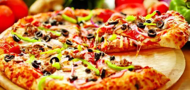 عدد السعرات الحرارية في البيتزا وكيفية حرق هذه السعرات ؟