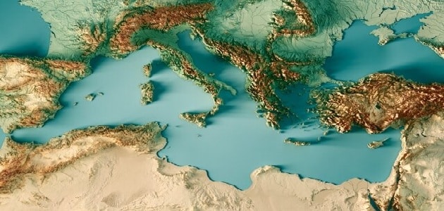 لماذا سمي البحر الأبيض المتوسط بهذا الاسم؟