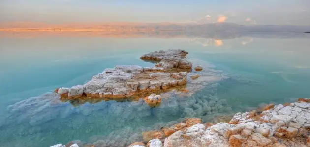 كم درجة الحرارة في البحر الميت؟