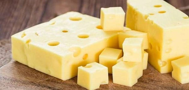 كم عدد السعرات الحرارية في شريحة الجبنة الرومي ؟