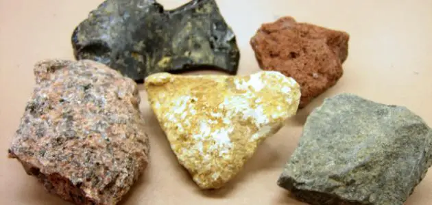 ما نوع الصخور التي تتشكل عندما تبرد الصهارة ؟