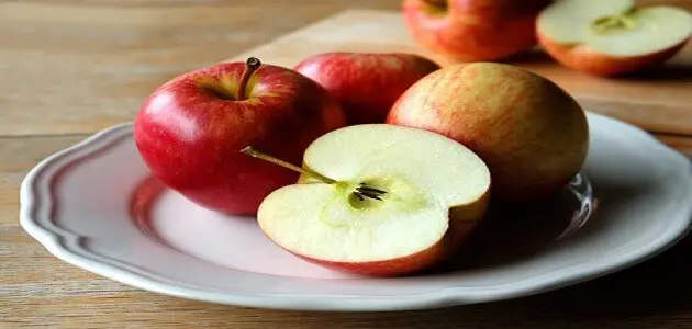 9 فوائد تجعلك تتناول التفاح على الريق وقبل النوم