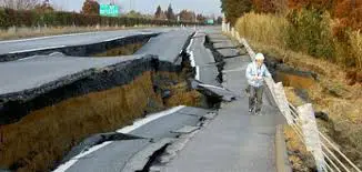 أسباب حدوث الزلازل وأهم مخاطرها والآثار السلبية الناتجة عنها ؟