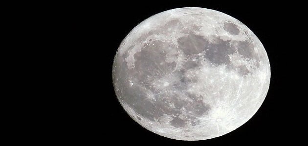 كم عمر القمر الطبيعي والاصطناعي؟