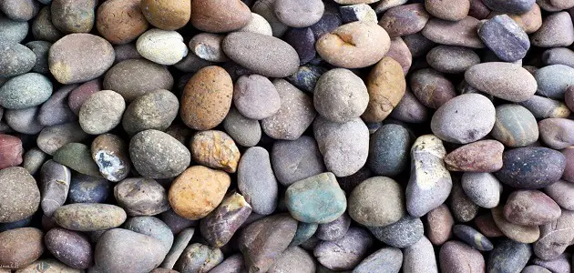 ماذا يسمى الصخر الذي يتكون من حبيبات معادن كبيرة وواضحة