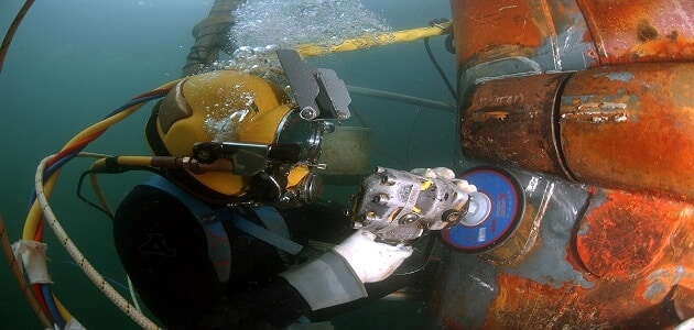 موضوع عن مخترع جهاز التنفس تحت الماء