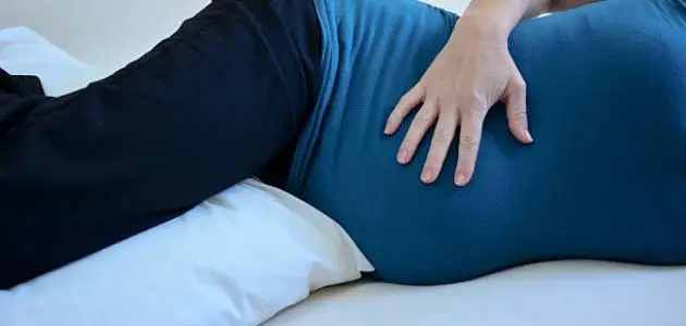 كيف يكون نوم الحامل في الشهر السابع؟ وأضرار المشي للحامل