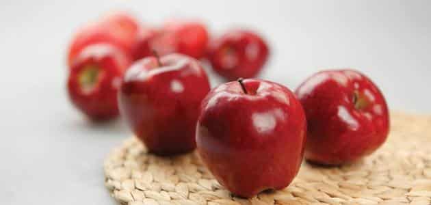 تفسير أكل التفاح الأحمر في المنام للعزباء
