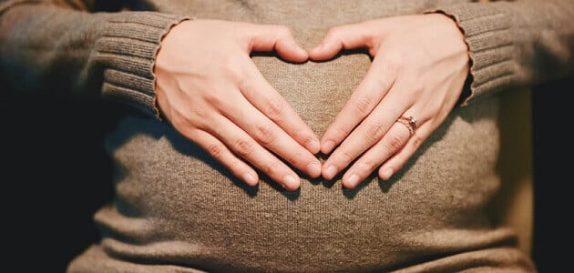 هل عدم نزول إفرازات قبل الدورة من علامات الحمل أم لا؟