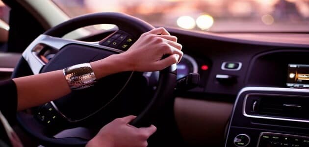 قيادة السيارة في المنام للمرأة المتزوجة