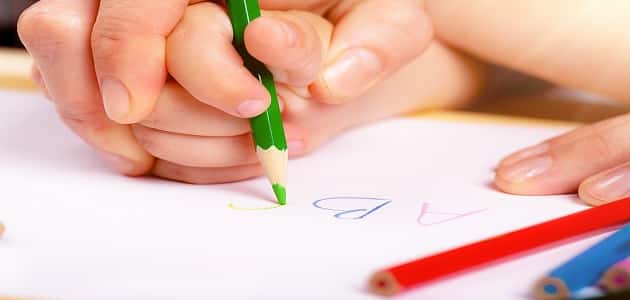 طريقة تعليم الطفل مسكة القلم
