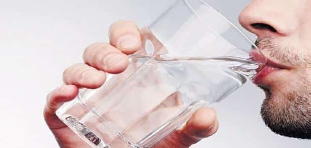 هل يجوز شرب الماء مع أذان الفجر؟