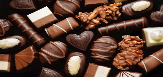 تفسير حلم توزيع الشوكولاتة في المنام للمتزوجة