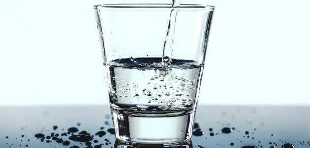 ما حكم من شرب الماء أثناء أذان الفجر دون علم