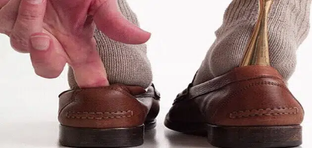 5 نصائح تساعد على توسيع الأحذية الجلدية الضيقة