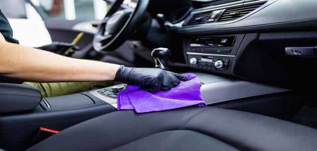الطريقة المثلى لتنظيف المقاعد الجلدية داخل سيارتك دون أن تتلفها