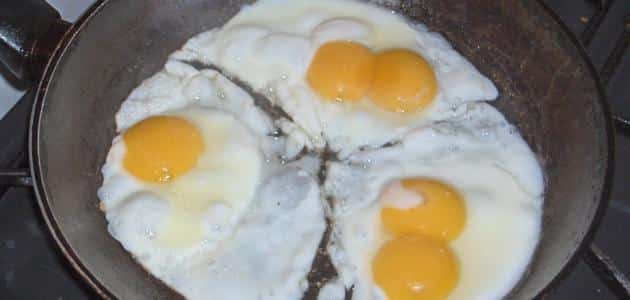 قلي البيض دون زيت : الطريقة الصحية واللذيذة
