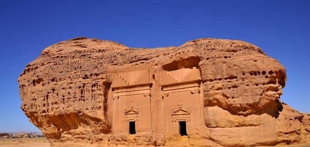 هل يوجد مقابر فرعونية في أرض طينية