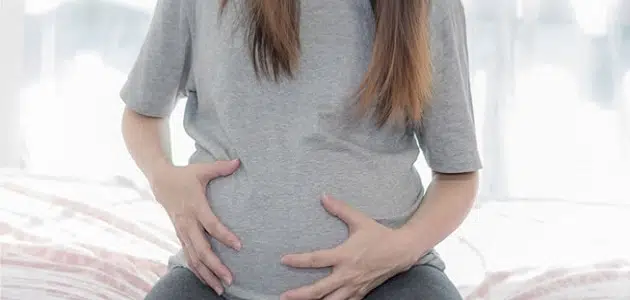 هل تحجر البطن من علامات الحمل