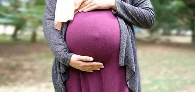 بطن الحامل في الشهر الرابع