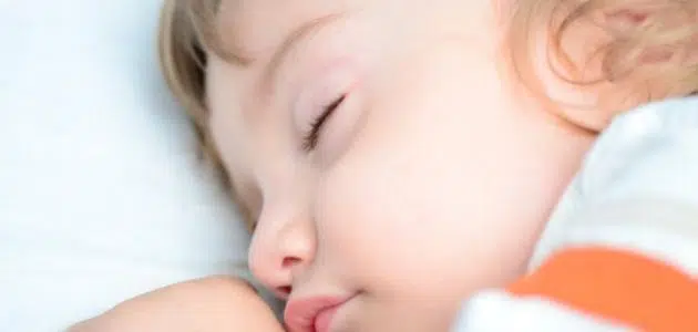 متى ينام الرضيع نوم متواصل