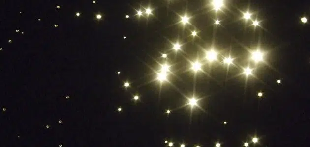 سبب إضاءة النجوم في السماء