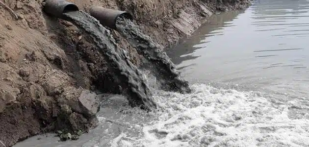 أسباب تلوث المياه السطحية