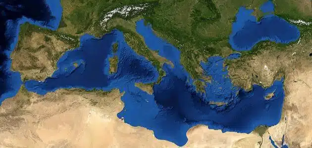 أين يقع البحر الأبيض المتوسط