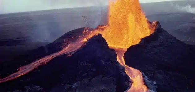 المواد التي تخرج من البركان