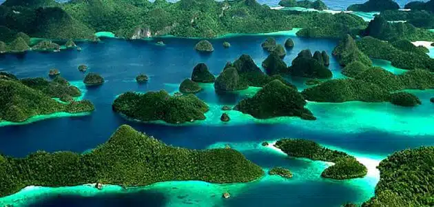 كم جزيرة في إندونيسيا