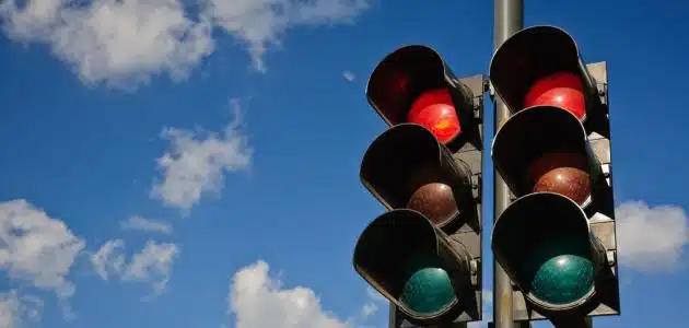 كيفية عمل إشارة المرور الضوئية