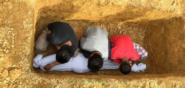 كيف اكتشف الإنسان طريقة دفن الميت