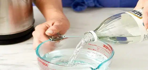 يفكك الماء أيونات لتكوين محلول